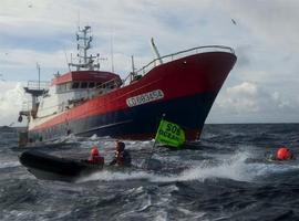 Activistas de Greenpeace ante un arrastrero francés para denunciar la destrucción de los océanos