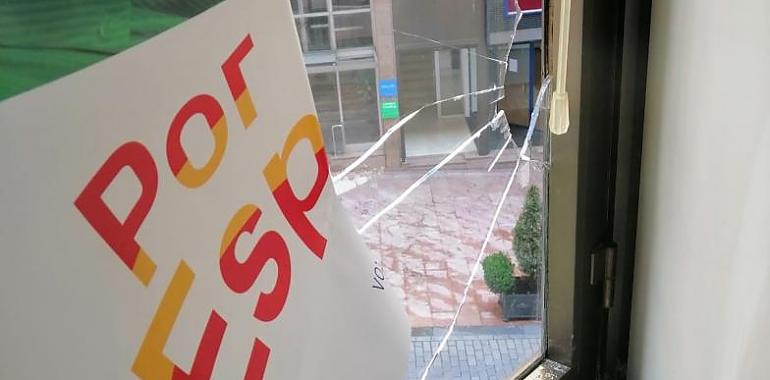 VOX denuncia la rotura de cristales en su sede de Oviedo
