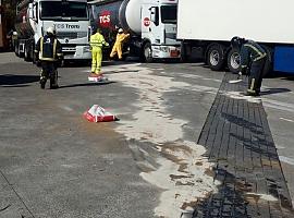 Finaliza el trasvase del ácido sulfúrico vertido por un camión en Colunga 