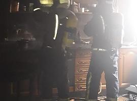 Incendio semidestruye un piso en calle La Toba, 10 de Avilés