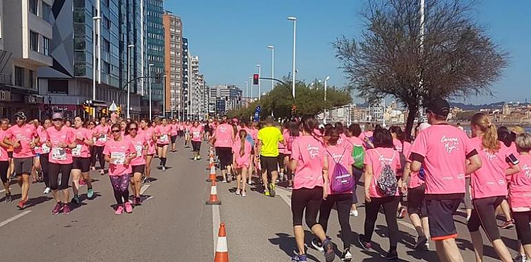 8.000 dorsales solidarios en la marea rosa por la Mujer en Gijón