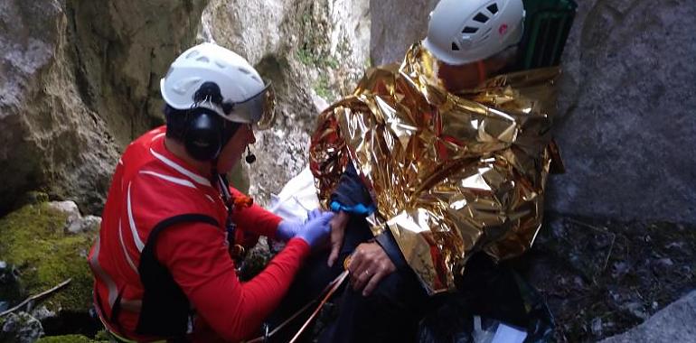 Rescatado un holandés herido tras caer a una grieta de montaña en Cabrales