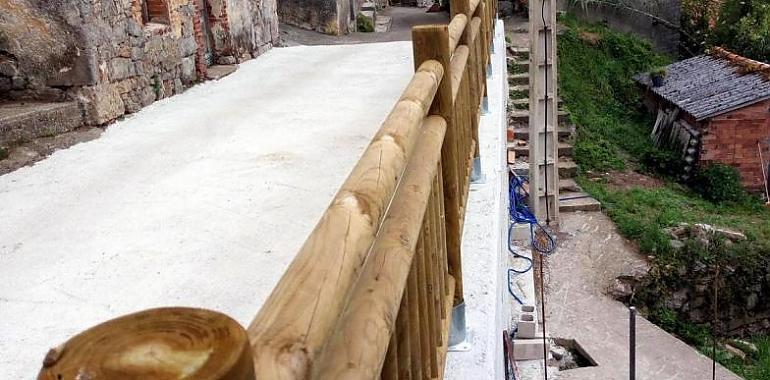 Llanes construye un muro de hormigón armado en Riensena para reforzar un camino vecinal