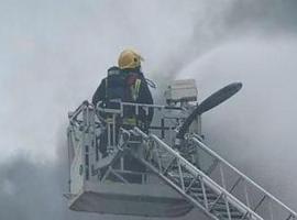 Los bomberos extinguen un incendio urbano en Cangas de Onís