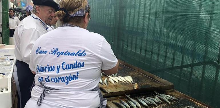 La sardinada resiste en Candás con cinco tonelades