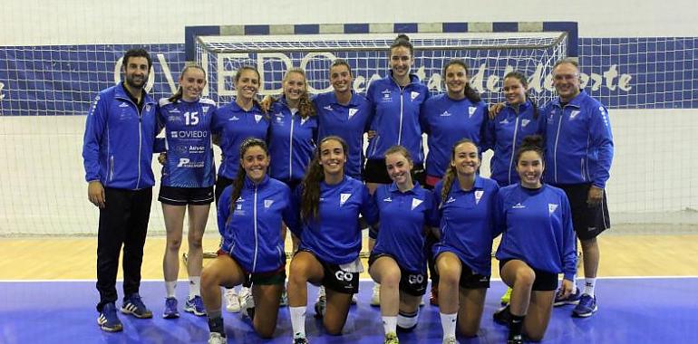 Las 12 jugadoras del Oviedo Balonmano Femenino inician la pretemporada en el Florida Arena