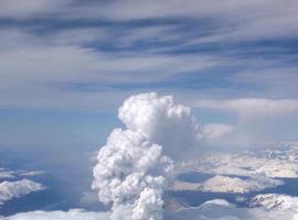 La Fuerza Aérea de Chile monitorea el volcán Hudson y lleva ayuda a la población afectada