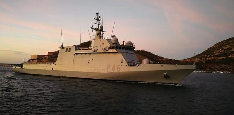 El buque de la Armada española Audaz zarpa para recoger a los migrantes del Open Arms
