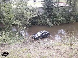 Dos heridos leves al caer su coche al río en Piloña
