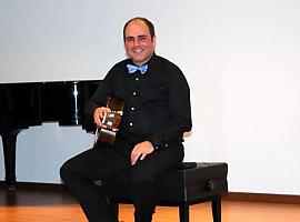 El guitarrista Mariano Suárez Braña actúa este sábado en el antiguo colegio de Balmori en Llanes