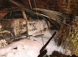 Quema un coche tras chocar contra una casa en San Tirso de Abres