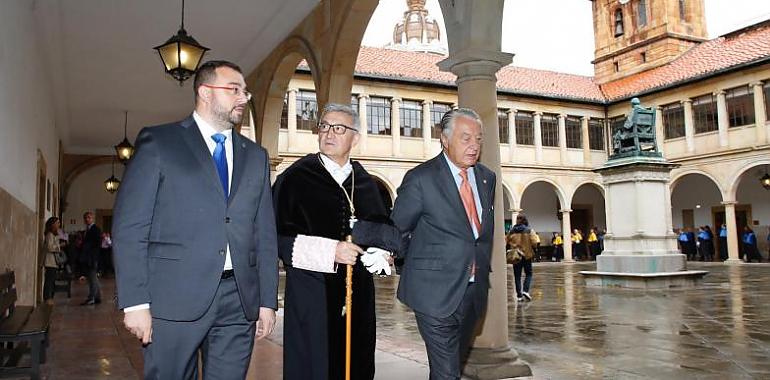 El presidente Barbón promete colaboración a la Universidad de Oviedo en la apertura de curso