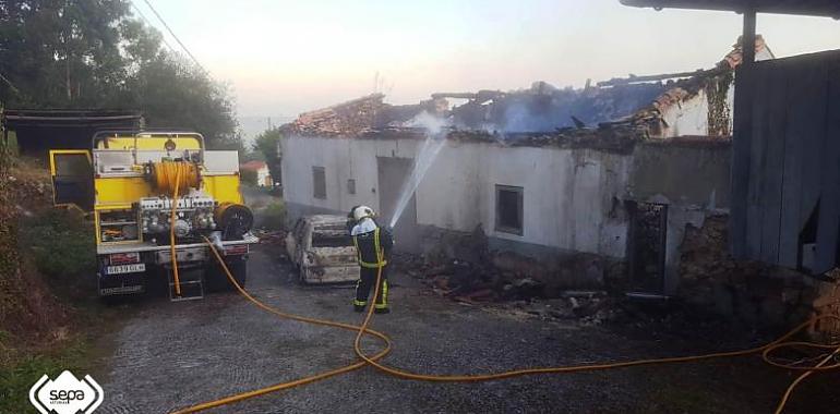 Incendio sin heridos de un coche y una casa abandonada en Corvera