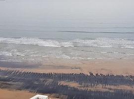 El Ayuntamiento confirma el origen “no contaminante” de la mancha en la playa de San Lorenzo