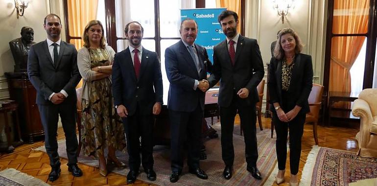 Sabadell Herrero firma un convenio con el Colegio de Odontólogos