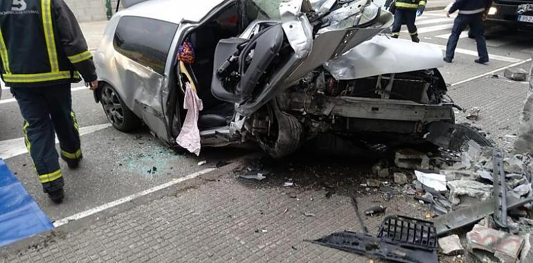 Dos heridos graves tras salirse su coche de la vía en Los Mallos de Mieres