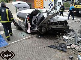 Dos heridos graves tras salirse su coche de la vía en Los Mallos de Mieres