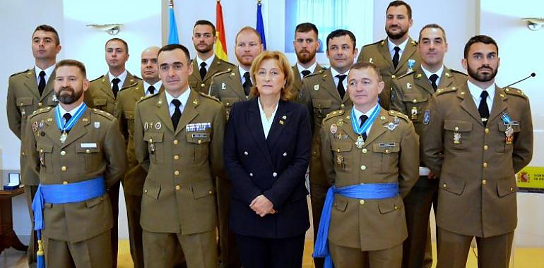 La Delegada del Gobierno impone la Orden del Mérito Civil a 16 integrantes del Regimiento Príncipe