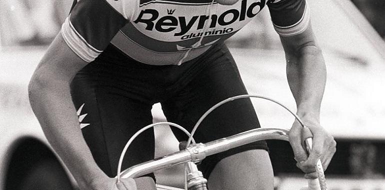 Insignia de oro para Ángel Arroyo, segundo clasificado en el Tour de Francia de 1983