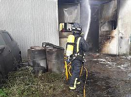 Incendio en un taller de pintura en Salave de Tapia