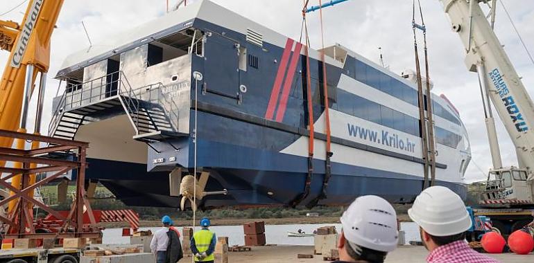 Gondán bota el catamarán más grande y rápido construido en GRP en España