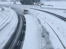 La Autopista del Huerna sufrió la pasada noche la mayor acumulación de nieve de los últimos diez años