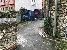 El Ayuntamiento de  Oviedo retira la valla que cortaba el paso a los vecinos de Villafría