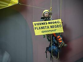 Black Friday: activistas de Greenpeace irrumpen en las tiendas del centro de Madrid