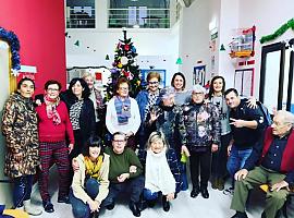 Navidad artesana y solidaria en el centro de día para Personas sin Hogar de Avilés