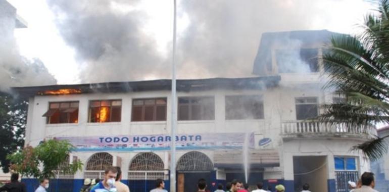 El fuego devora un mini mercado en la ciudad de Bata
