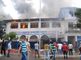 El fuego devora un mini mercado en la ciudad de Bata