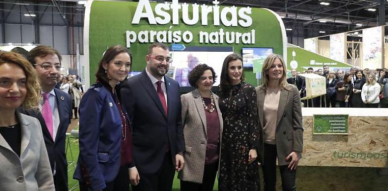 La reina Letizia visita el pabellón de Asturias en FITUR