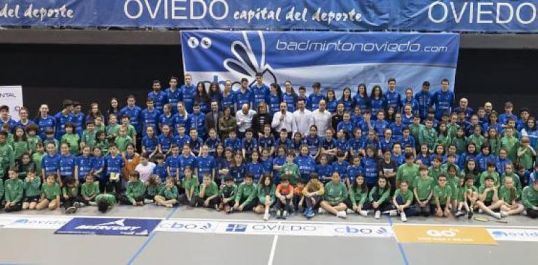 El Ovida Bádminton Oviedo saca foto en familia
