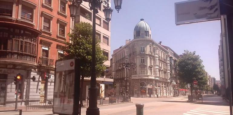 Oviedo incrementa las labores de desinfección en aceras y calzadas de la ciudad 