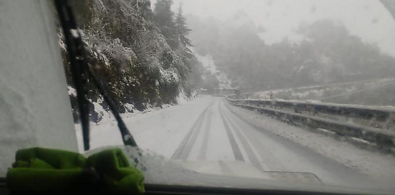 La nieve obliga ya a cadenas en seis puertos de montaña de Asturias