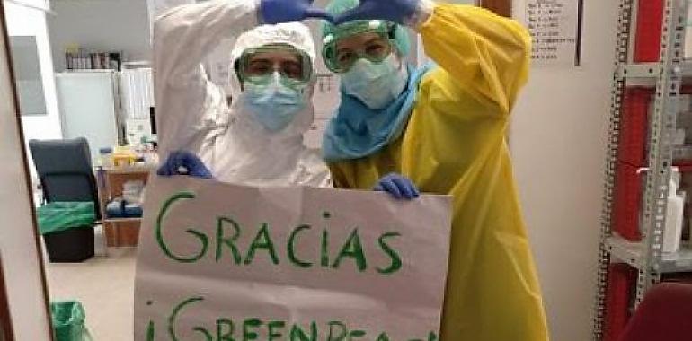 Pancartas míticas de Greenpeace convertidas en batas protectoras ante el Covid