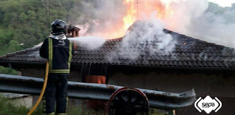 El fuego calcina un inmueble en una vivienda en Pola de Laviana