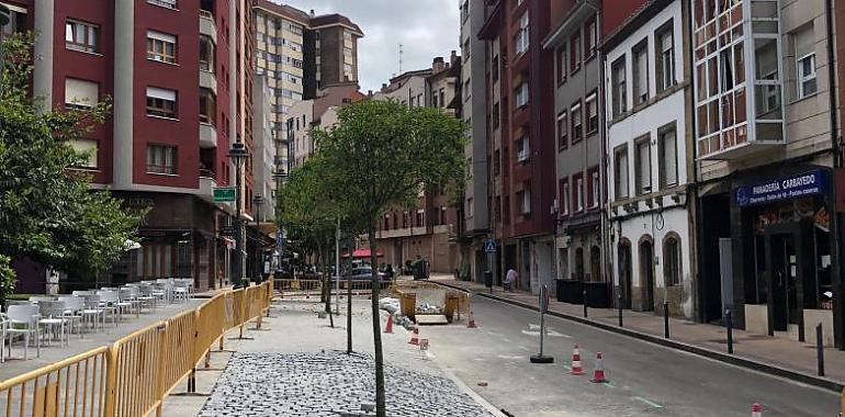 Avilés mejora el pavimento peatonal en el casco histórico y El Carbayedo