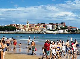 Gijón adelanta a este sábado la temporada de baños en playas 