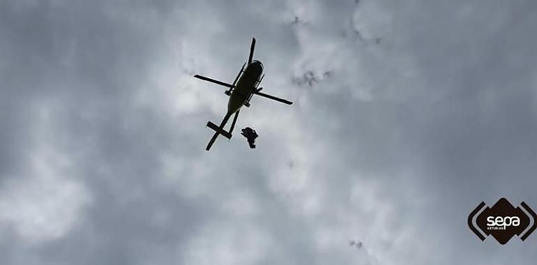 Rescate aéreo de un senderista herido en Somiedo