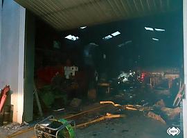 Incendio destruye una nave de maquinaria en Premoño de Las Regueras