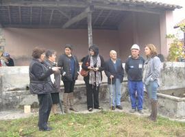 La Alcaldesa de Llanes visita las obras de reparación de dos lavaderos en Puertas de Vidiago