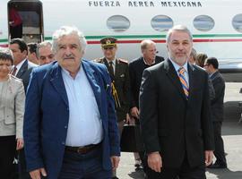 El presidente Mújica llega a México en misión comercial