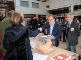 Candidatos de IU votan en Gijón