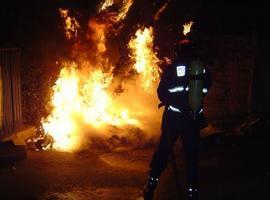 El fuego destruye una vivienda en Llanuces, Carreño