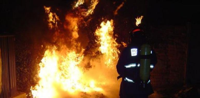 Cuatro intoxicados, dos menores, al incendiarse una vivienda en Raíces Nuevo, Castrillón