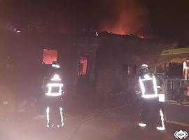 Los bomberos del SEPA controlan un incendio en Grado y salvan un pajar adyacente