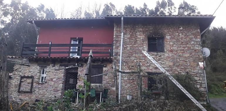 La rápida intervención de los bomberos evita daños mayores en incendio de vivienda en Villaviciosa