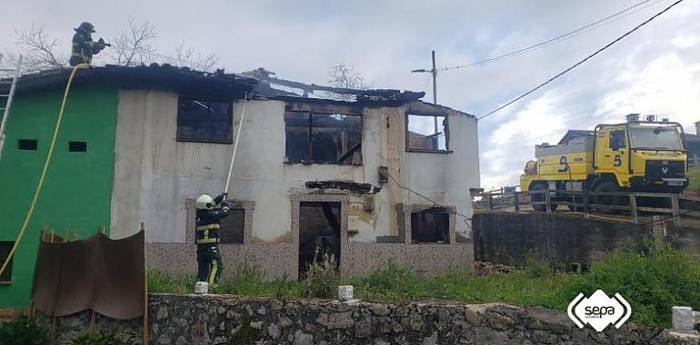 Dos incendios urbanos en Parres y Langreo sofocados por los bomberos del SEPA