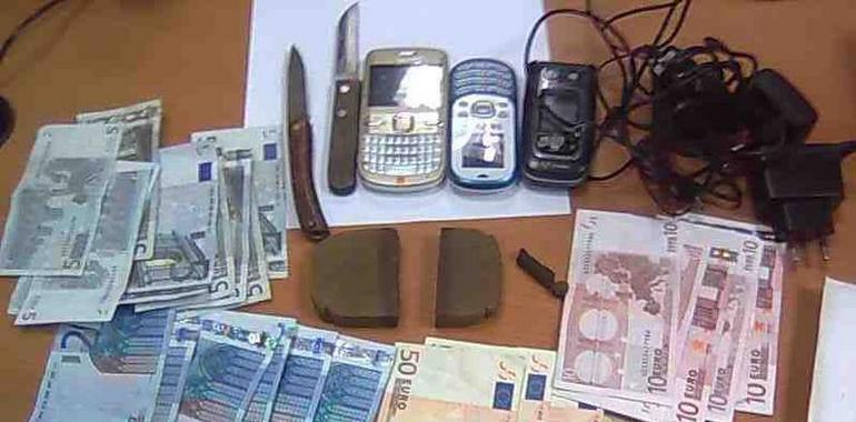 Intervención de la Policía Local  de Gijón en un negocio de drogas en Magnus Blikstad